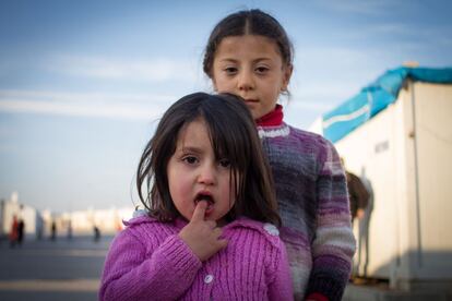 Dos niñas dejan de jugar un rato y posan ante la cámara. El 25% de los niños de los campos sufren trastornos de sueño. Una de las razones es que, pese a estar ya en territorio turco, el campo de refugiados está tan cerca de la frontera que se escuchan los aviones y las bombas de la guerra en el país vecino.