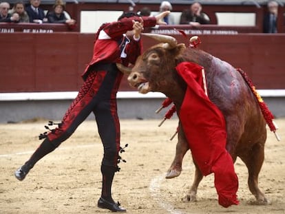 Morenito de Aranda result&oacute; prendido al entrar a matar al segundo toro.