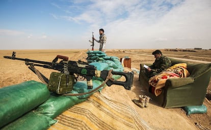 Los paramilitares de Hashed al-Shaabi (Movilización Popular) se mantienen en posiciones defensivas cerca del pueblo de Shar'iah, en las afueras de Tal Afar, al oeste de Mosul (Irak), donde las fuerzas iraquíes se preparan para la ofensiva.