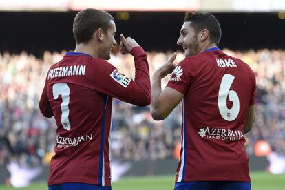 Koke, autor del gol del Atlético de Madrid celebra el tanto con Griezmann.