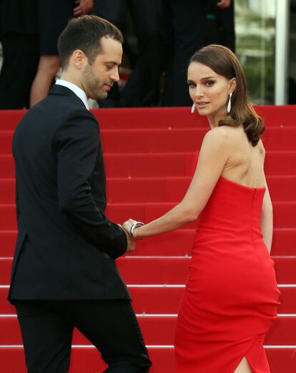 La actriz Natalie Portman acampañada de su marido, Benjamin Millepied, acude al estreno de 'La tête haute' en Cannes.