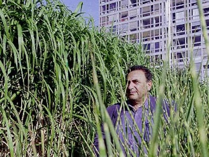 Juan José Saer (Serodino, Santa Fe, 1937-París, 2005), en una entrevista en París en 2002.