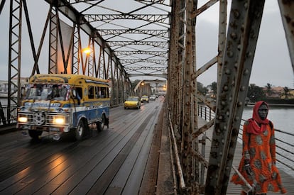 El puente de Faidherbe conecta la isla de Saint Louis con la Lengua de los b&aacute;rbaros, la isla entre el r&iacute;o Senegal y el oc&eacute;ano, en donde se erige Guet Ndar.