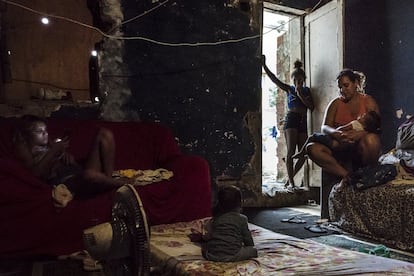 Una familia descansa en su casa en una favela de Río de Janeiro (Brasil).