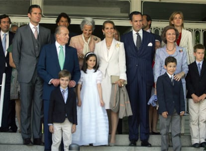 Las familias Borbón y Marichalar, posan con Victoria. Arriba, el duque de Lugo, con su madre, al llegar al templo.