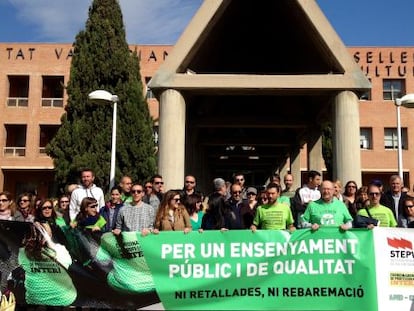 Concentraci&oacute;n de profesorado interino ante la Consejer&iacute;a de Educaci&oacute;n. 