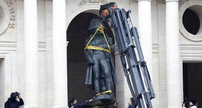 Una gr&uacute;a coloca una estatua de Napole&oacute;n en Los Inv&aacute;lidos, despu&eacute;s de ser restaurada, en 2015.