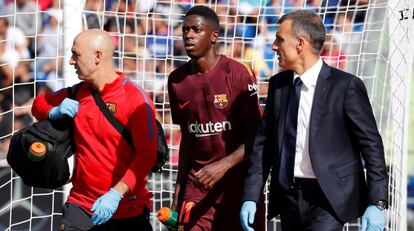 Dembélé se retira del partido lesionado.