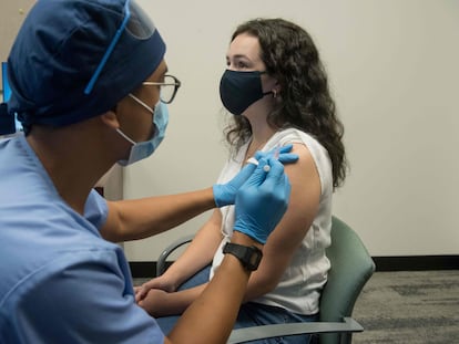 Um profissional da saúde injeta a vacina experimental do laboratório Moderna em uma voluntária na cidade norte-americana de Detroit.