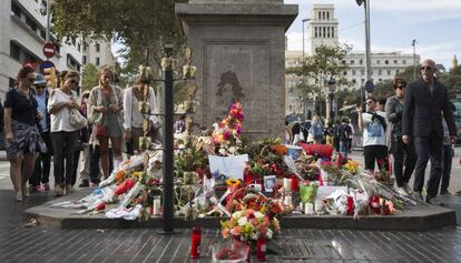 Flores en recuerdo del atentado en La Rambla.