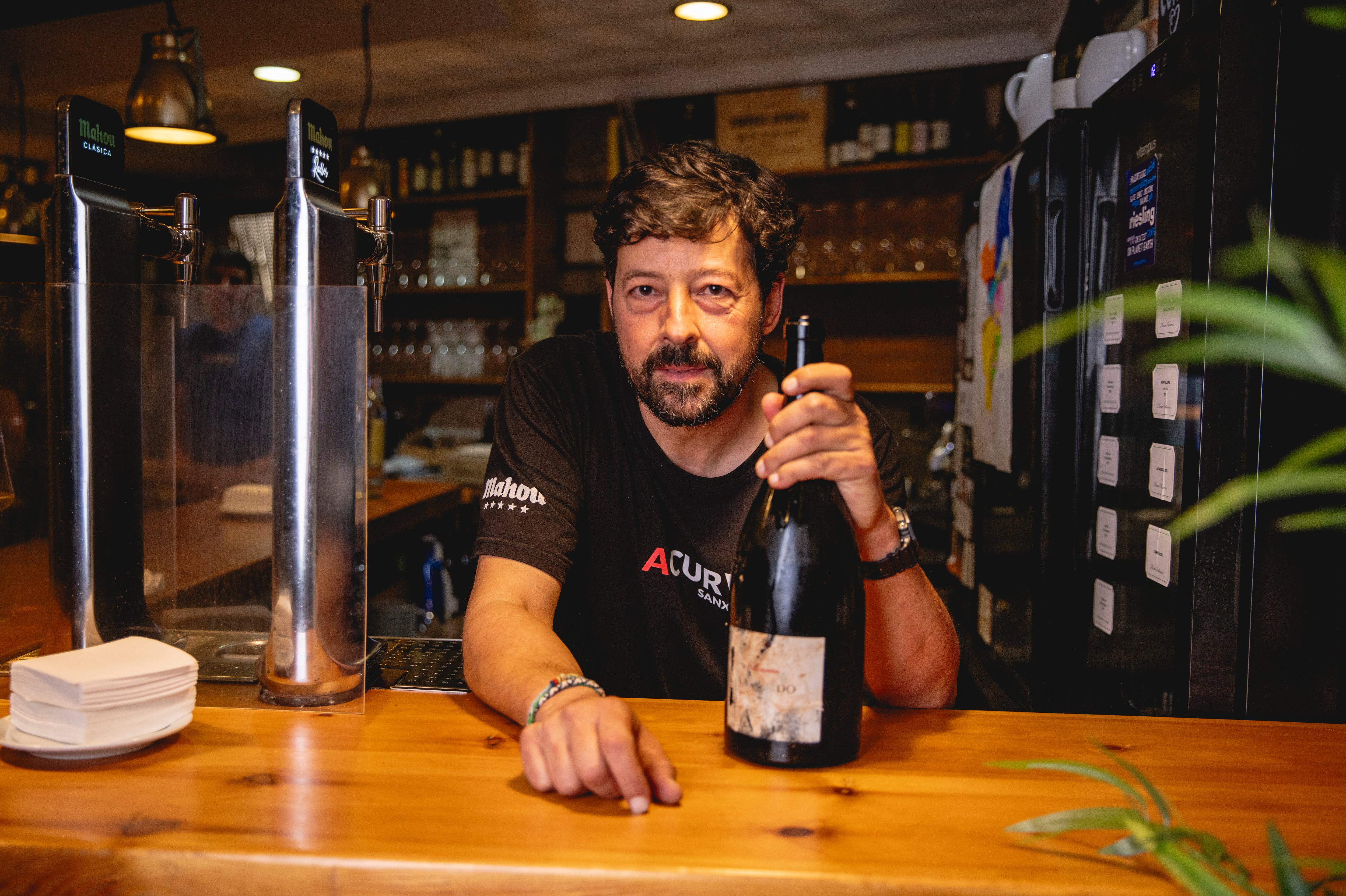 A Curva, la taberna diminuta de Portonovo con más de 4.000 referencias de vino gallego
