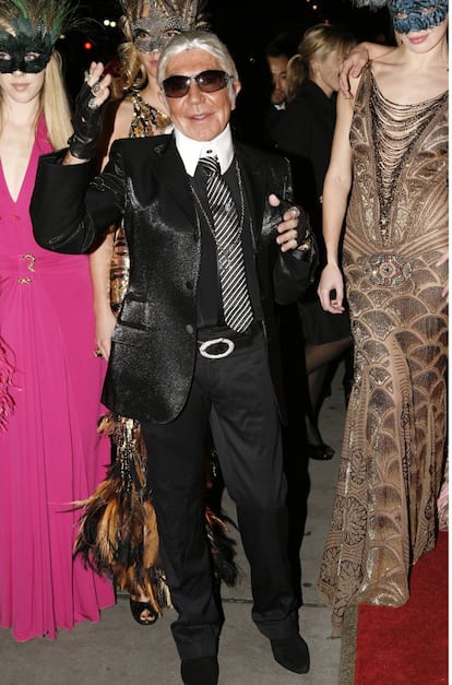 Roberto Cavalli no teme al káiser de la moda. Para demostrarlo, en 2007 el diseñador italiano acudió a una fiesta de Halloween disfrazado como Karl Lagerfeld.