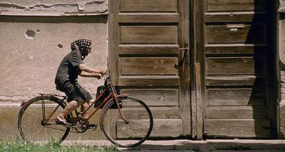 Una mujer conduciendo una bicicleta.