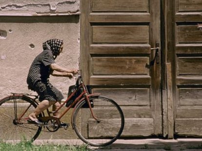 Una mujer conduciendo una bicicleta.