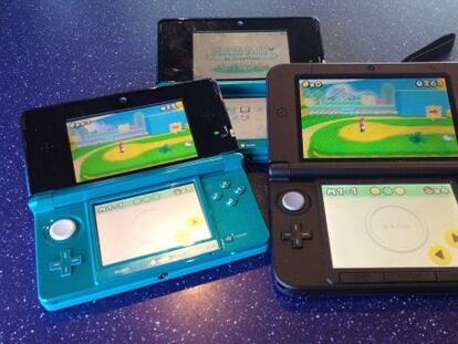 A la izquierda, Nintendo 3DS. A la derecha, la nueva consola con pantalla de mayor tama&ntilde;o.