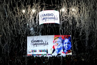 Una explosión de confeti durante el festejo por el triunfo de la fórmula Petro- Márquez, los candidatos del Pacto Histórico a la presidencia y vicepresidencia de Colombia, en la sede de campaña, en Bogotá, Colombia, la tarde del 19 de junio de 2022.