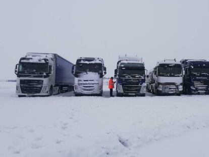 Camioneros estacionados en Minglanilla (Cuenca) ante la imposibilidad de seguir circulando por la nevada.