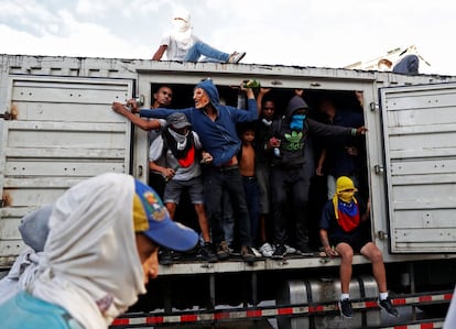 En un camión se reúne un grupo de manifestantes durante los enfrentamientos con los efectivos de la Guardia Nacional Bolivariana, en Caracas.