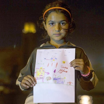 Sana Shirzad, 6, afegã. "Essa é a nossa casa sendo bombardeada pelos americanos. Até o Bob Esponja está desesperado. Ao lado, meu coração triste deixa o Afeganistão".