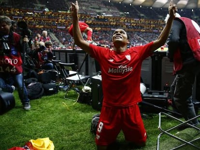 Bacca celebra el tercer gol del Sevilla.