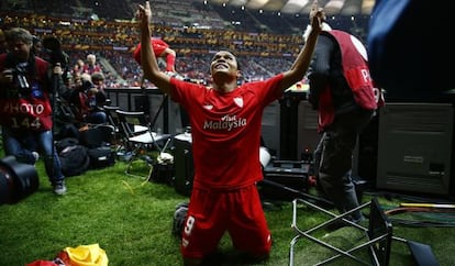 Bacca celebra el tercer gol del Sevilla.