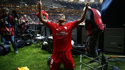 Bacca celebra el tercer gol del Sevilla.