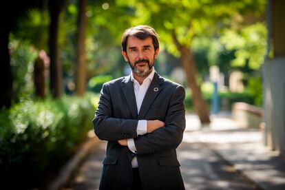 El oncólogo Cristóbal Belda, en los jardines del Instituto de Salud Carlos III, en Madrid el 15 de julio.