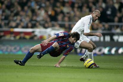 Zidane lucha por la pelota con Messi durante un partido de Liga en 2005.