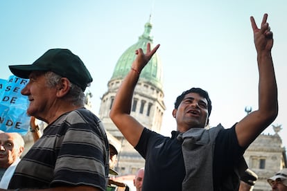 Asistentes a la marcha en defensa de los jubilados frente al Congreso de la Nación, el19 de marzo de 2025.