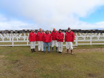 Integrantes del Plan Proyecto Humanitario 2 en el cementerio de Darwin, en Malvinas