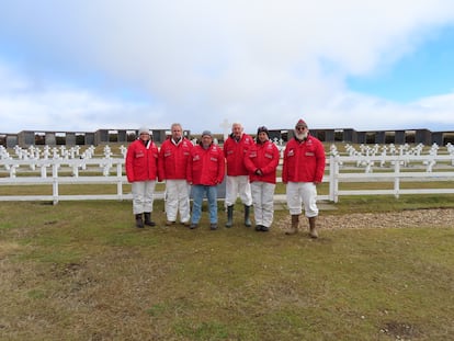 Integrantes del Plan Proyecto Humanitario 2 en el cementerio de Darwin, en Malvinas.