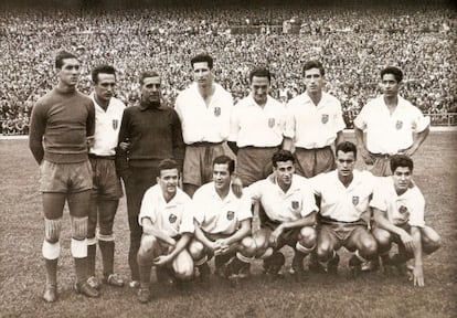 El Atlético de Madrid posa vestido de blanco antes de la final de 1956.