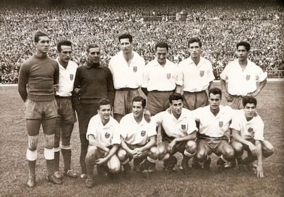 El Atl&eacute;tico de Madrid posa vestido de blanco antes de la final de 1956.