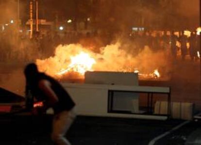 Un manifestante fue registrado este martes al correr durante un enfrentamiento con la policía, cerca de la Cámara Legislativa, en Río de Janeiro (Brasil).