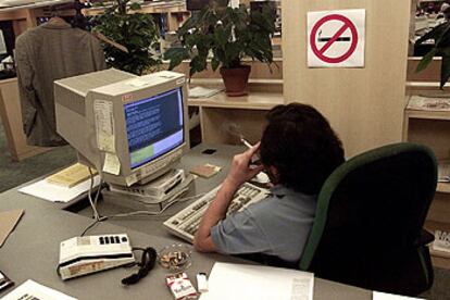Un empleado fuma en el lugar de trabajo en un área para no fumadores. 

/ RAÚL CANCIO