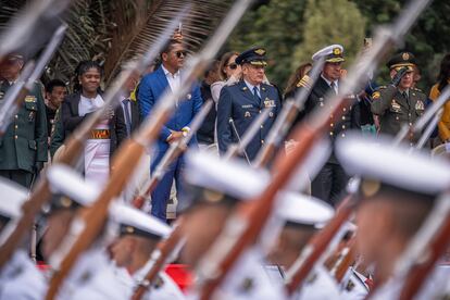 Francia Marquez y la cúpula militar colombiana, observaron con atención el paso del desfile. 