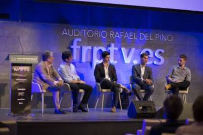 De izquierda a derecha. Juan Pedro Moreno (Accenture), J.L. Carretero (BBVA), Javier Agüera (Snips), Juan Garrigosa (Endesa) y Pablo Vidarte (Bioo) durante su intervención este viernes en el panel sobre tecnología durante el evento Waves.