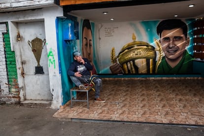 En la población La Victoria, en el municipio de Pedro Aguirre Cerda, en el sur poniente de Santiago de Chile, se les rinde homenaje a dos delincuentes fallecidos: Washington Andrés Moncada Osorio, alias el Piojo, y Cristofher Isaías Morales Tortosa, alias el Mono.