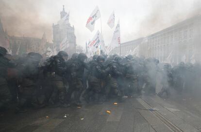 Agentes de la policía antidisturbios abandonan la protesta de empresarios y representantes de pequeñas empresas contra las nuevas medidas de confinamiento, en Kiev. Ucrania registró más de 909.000 infecciones por coronavirus desde el inicio de la pandemia, incluyendo 15.000 muertos.