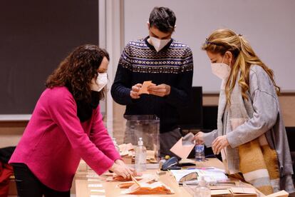 Tres integrantes de una mesa electoral en Valladolid revisan las papeletas tras el cierre de las urnas.