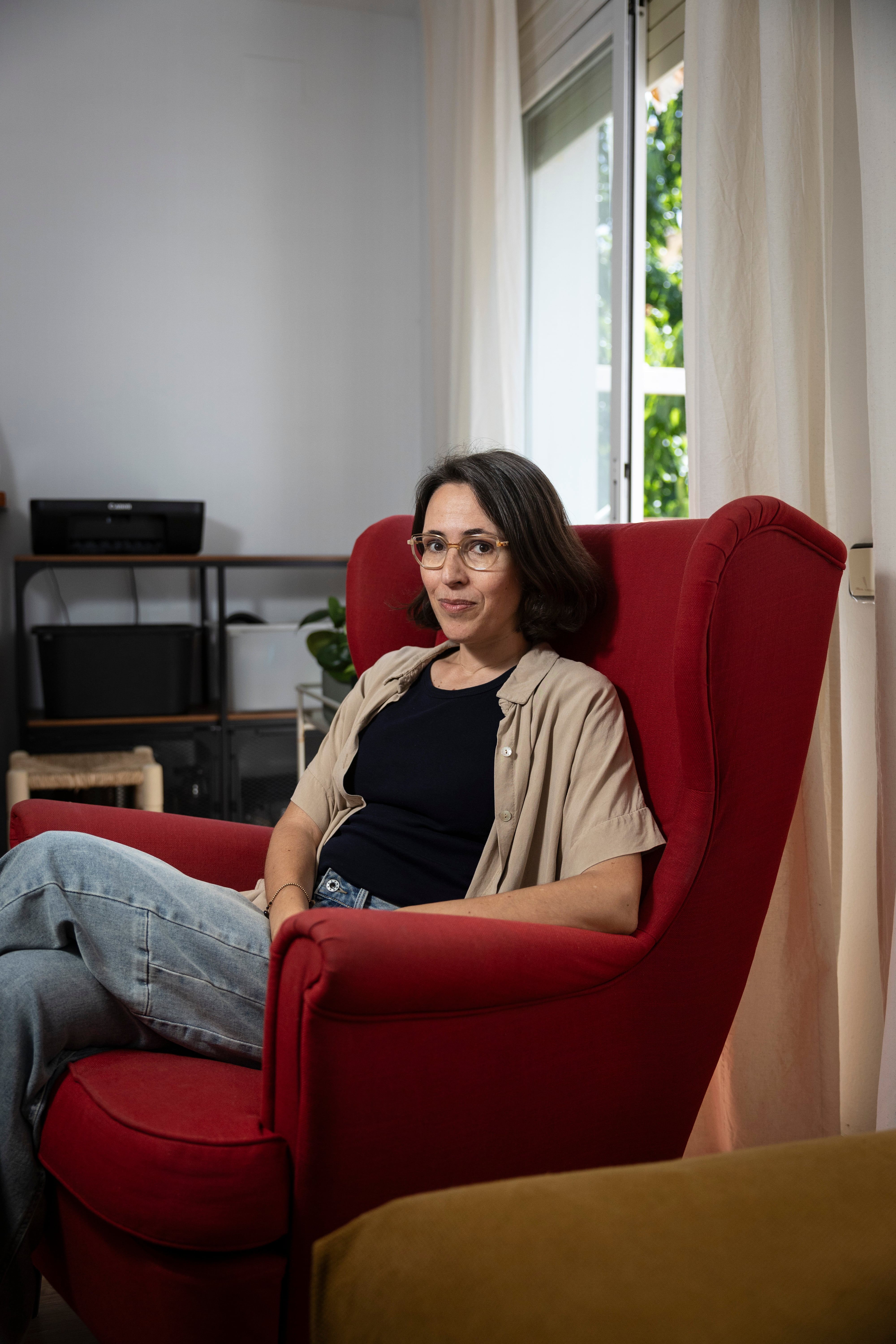 Eva Baltasar, autora de 'Permafrost', 'Boulder', y 'Peces', en su casa de Cardedeu (Barcelona).