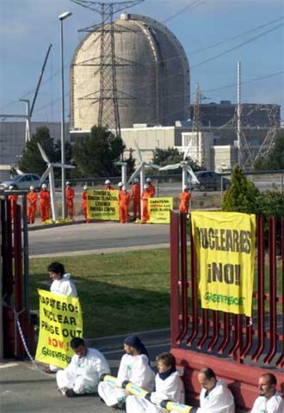 Los activistas han pedido a Zapatero que cierre las centrales nucleares.