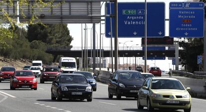Coches en la carretera de Valencia, sentido entrada a Madrid, el 27 de marzo de 2016.