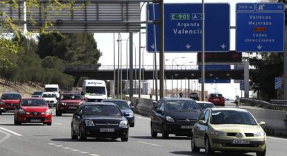 Coches en la carretera de Valencia, sentido entrada a Madrid, el 27 de marzo de 2016. 