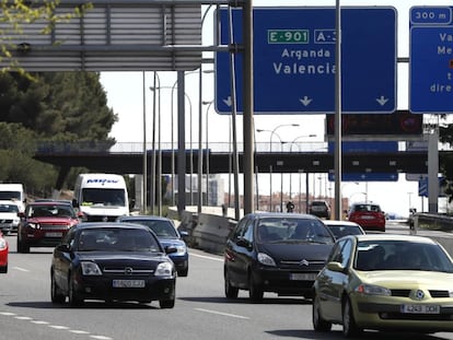 Coches en la carretera de Valencia, sentido entrada a Madrid, el 27 de marzo de 2016. 