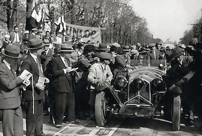 El piloto Tazio Nuvolari circula al volante de un Alfa Romeo en 1931, año en el que se clasificó noveno.