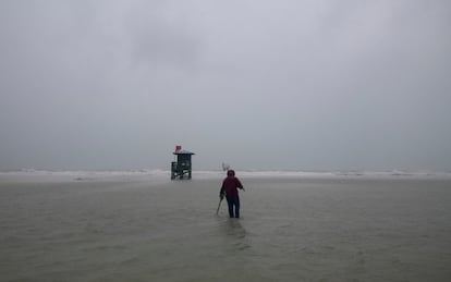 La tormenta tropical Eta tocó tierra en Florida el pasado lunes, después de atravesar Centroamérica. En la foto, una persona usa un detector de metales en Siesta Key, Florida.