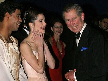El príncipe Carlos de Inglaterra con Darcey Bussell y Carlos Acosta (bailarines)