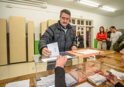 El cabeza de lista del PNV al Congreso por Bizkaia, Aitor Esteban, vota este domingo en un colegio electoral de la localidad vizcaína de Zeberio.