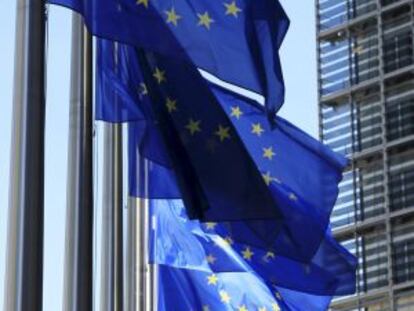 Algunas de las banderas de la UE que ondean frente a la Comisi&oacute;n Europea en Bruselas.
